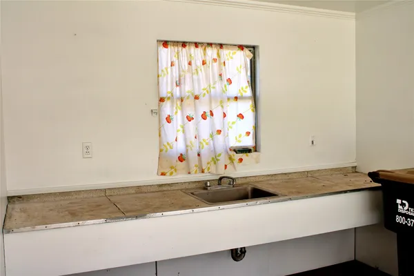 $2,300 | 218 Smith Street, Columbus, TX 78934