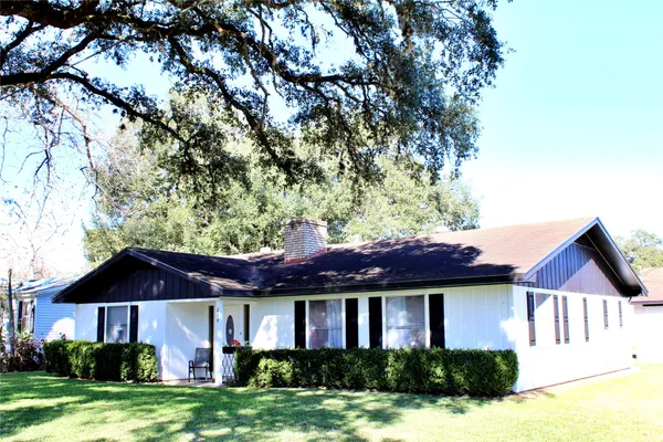 $2,300 | 218 Smith Street, Columbus, TX 78934