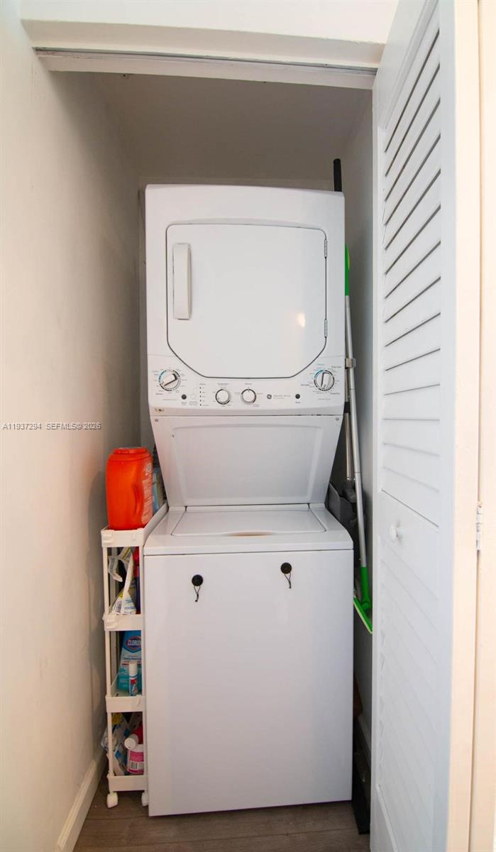 90 Southwest 3rd Street, Unit 2703 Miami, FL 33130 - Photo 14 of 28 a utility room with dryer and washer