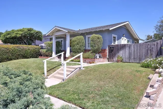 a view of a house with backyard and porch