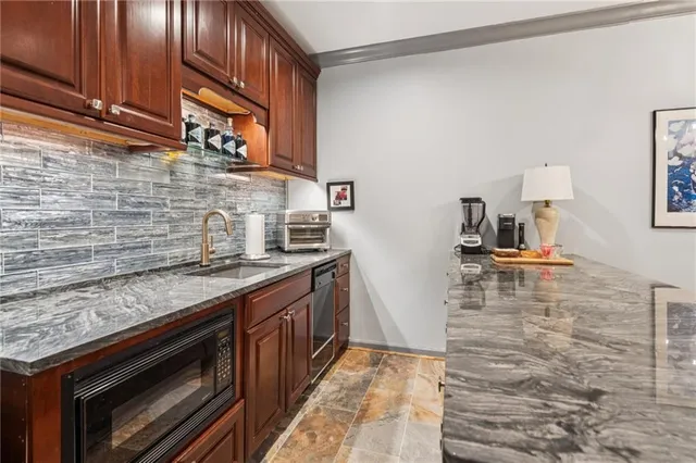 a view of a yard with lots of green space