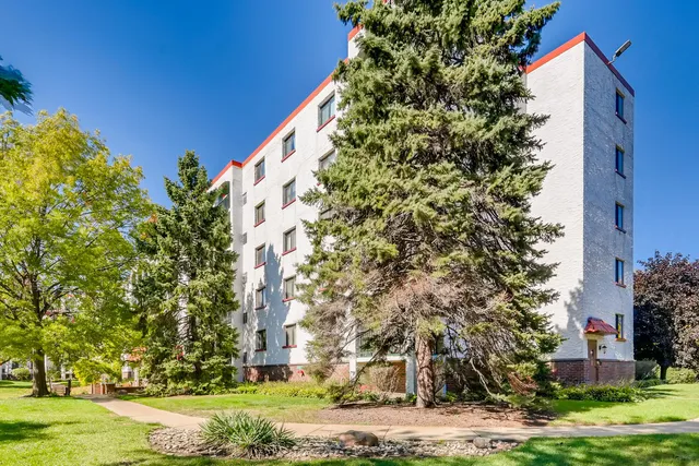 $1,800 | 475 Plum Creek Drive, Unit 303, Wheeling, IL 60090