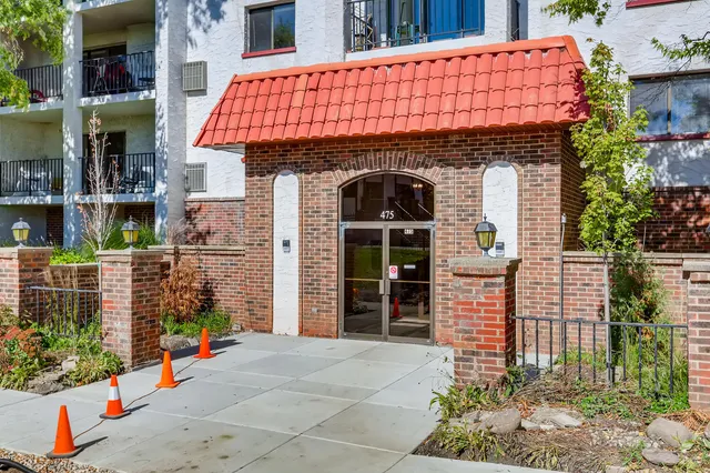 $1,800 | 475 Plum Creek Drive, Unit 303, Wheeling, IL 60090