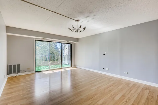 $1,800 | 475 Plum Creek Drive, Unit 303, Wheeling, IL 60090