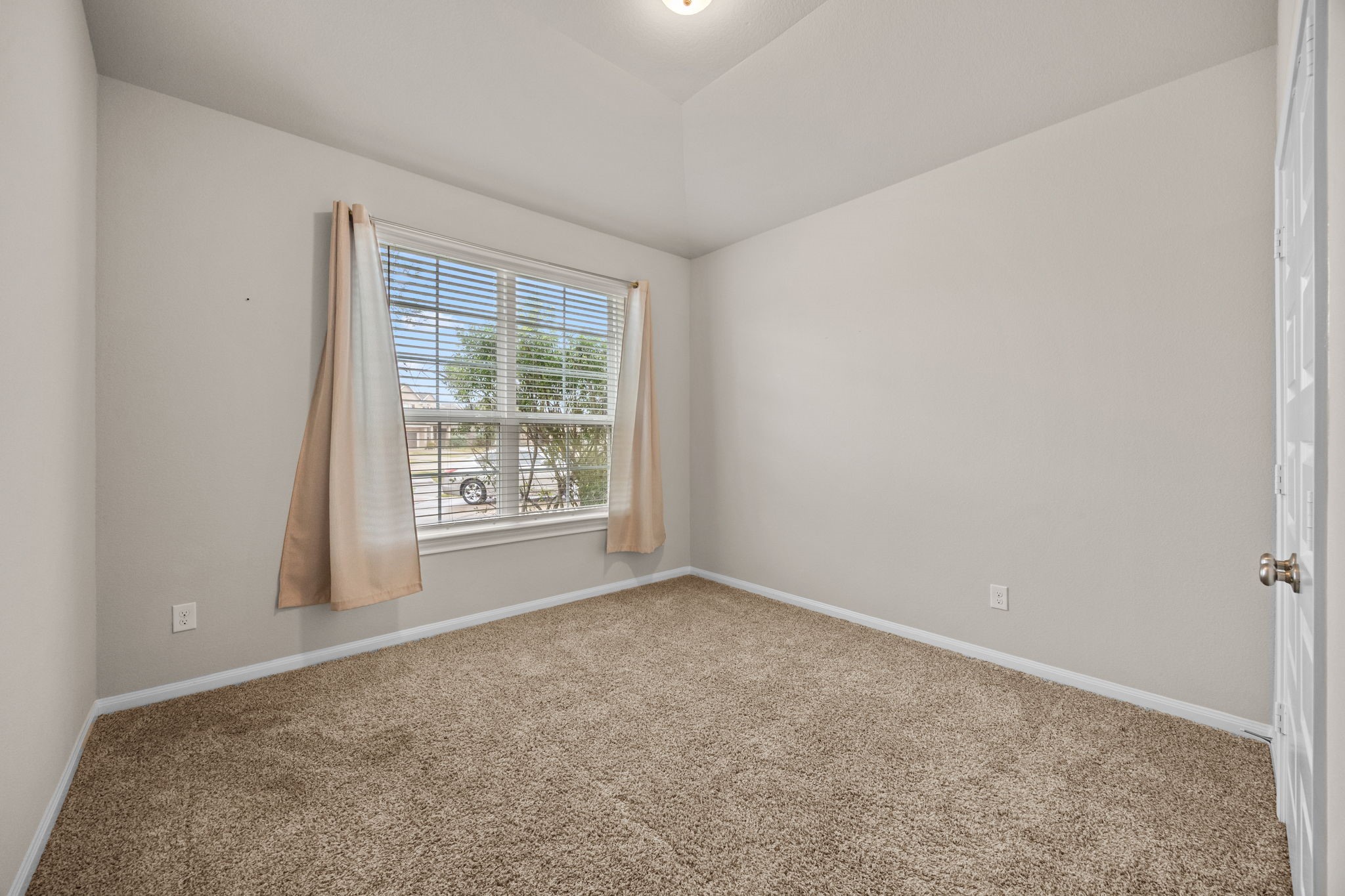 2406 Temple Crag Drive Rosharon, TX 77583 - Photo 18 of 26 The secondary bedrooms are all spacious with neutral, plush carpet and nice-sized closets.