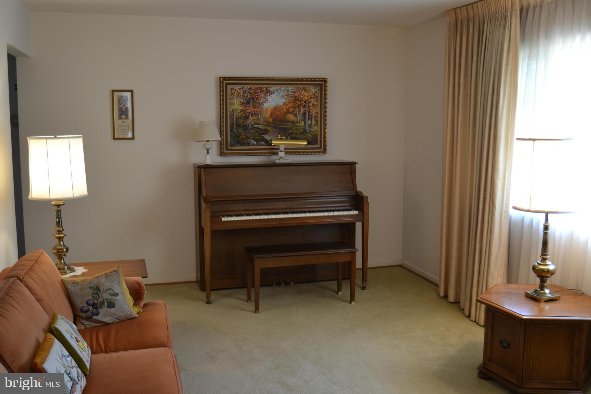 2613 Hughes Road Adelphi, MD 20783 - Photo 4 of 28 Living Room