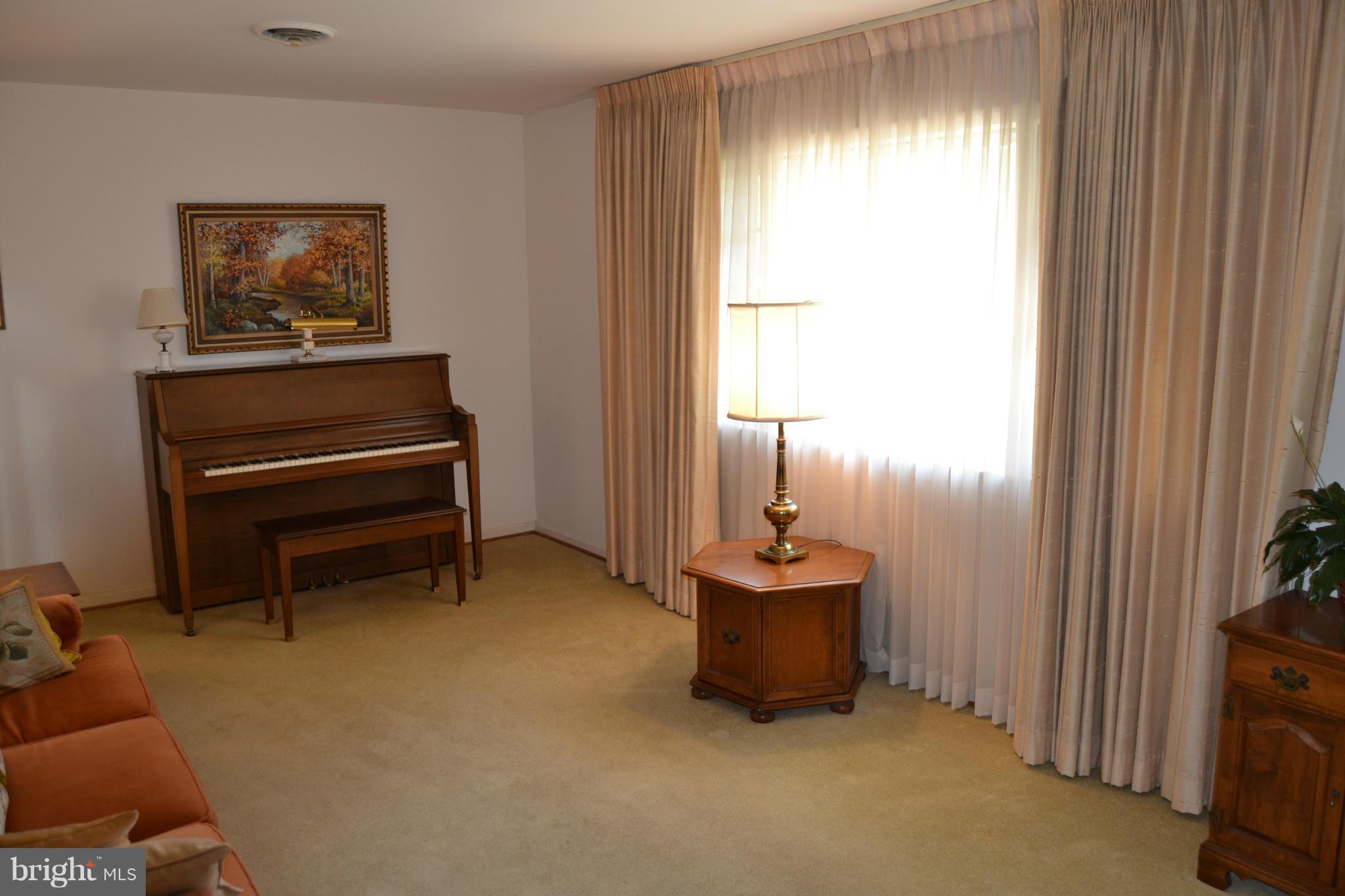 2613 Hughes Road Adelphi, MD 20783 - Photo 5 of 28 Living Room