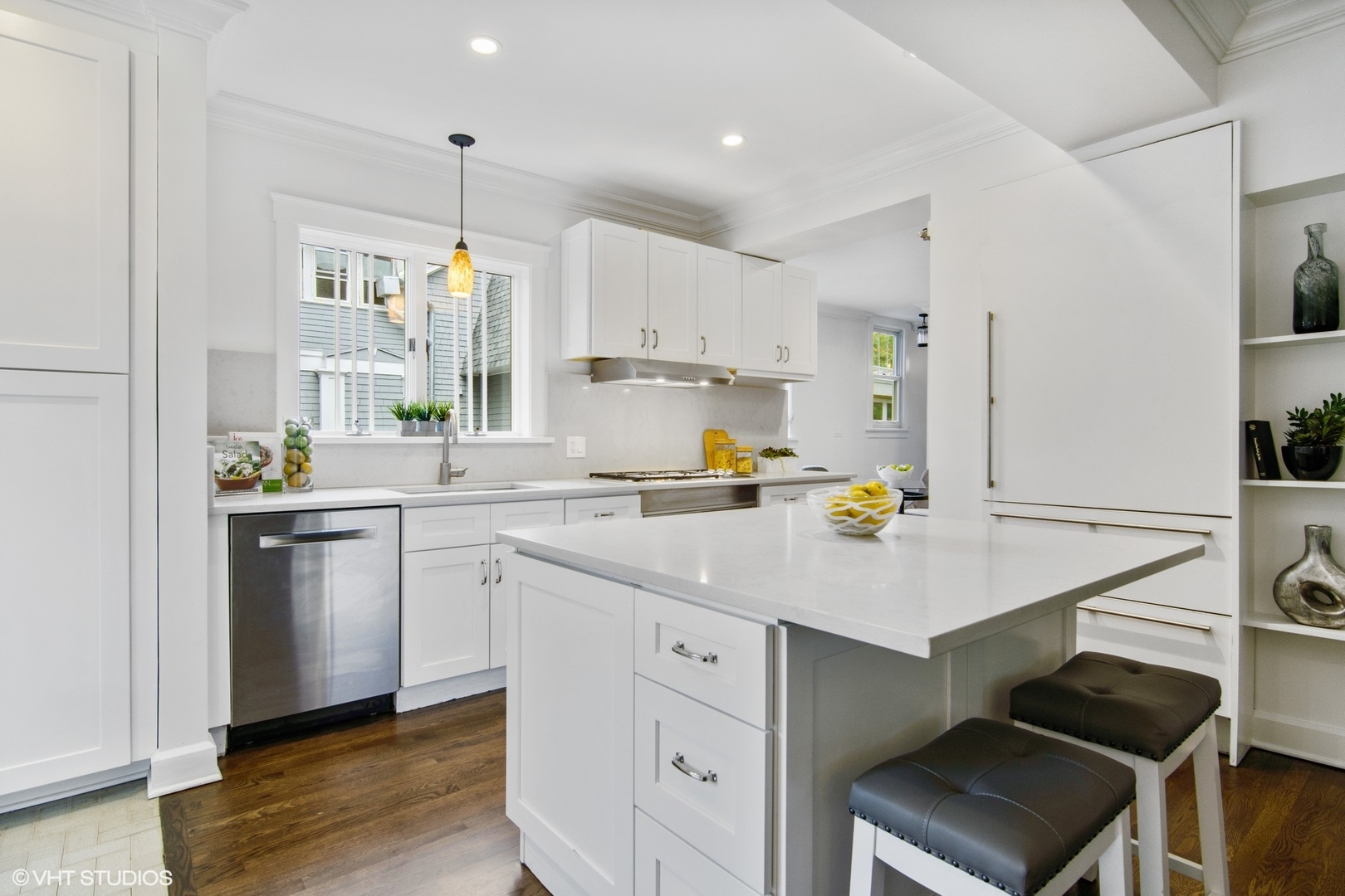 628 Abbotsford Road Kenilworth, IL 60043 - Photo 17 of 48 a kitchen with white cabinets and appliances