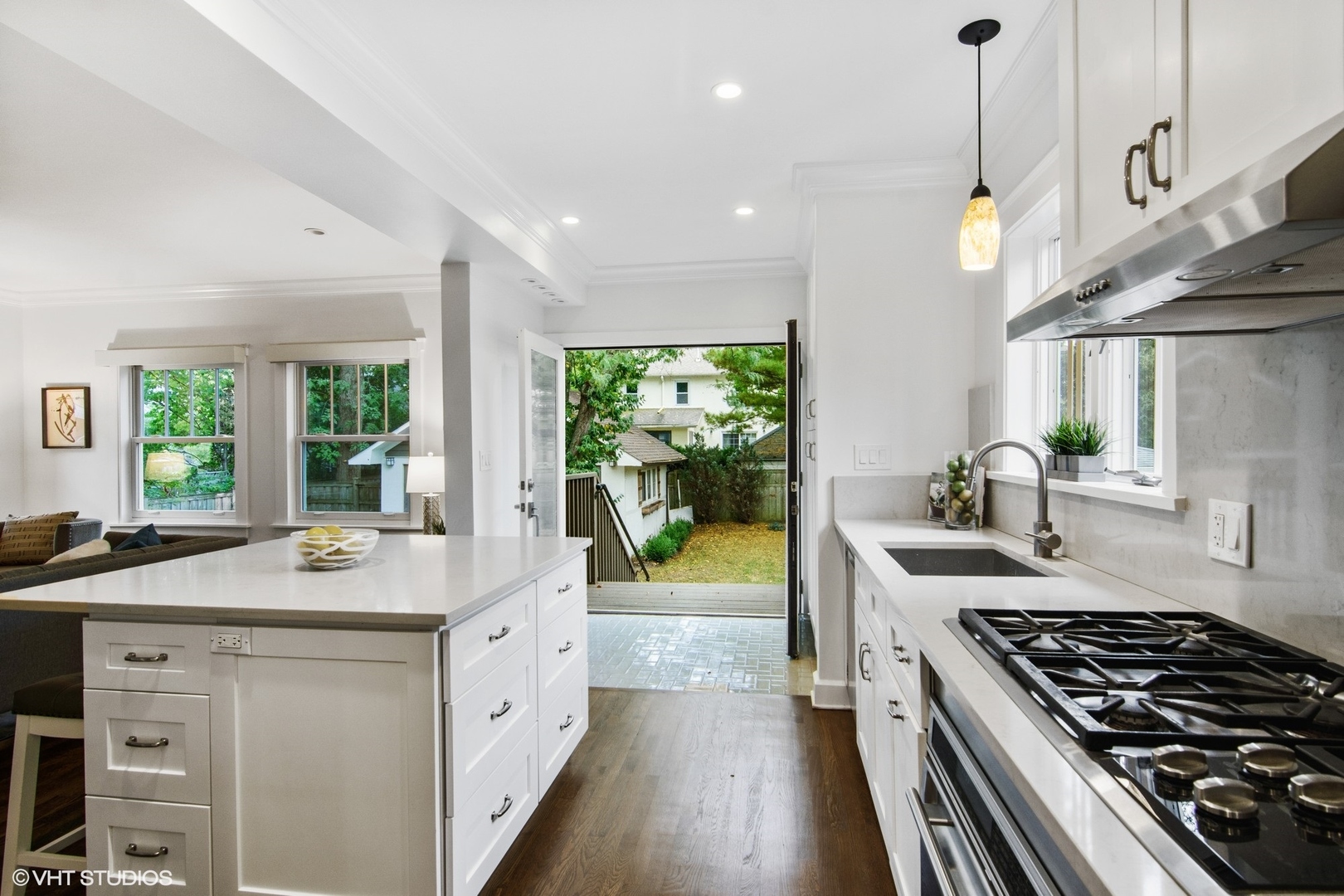 628 Abbotsford Road Kenilworth, IL 60043 - Photo 20 of 48 a kitchen with a stove and a sink