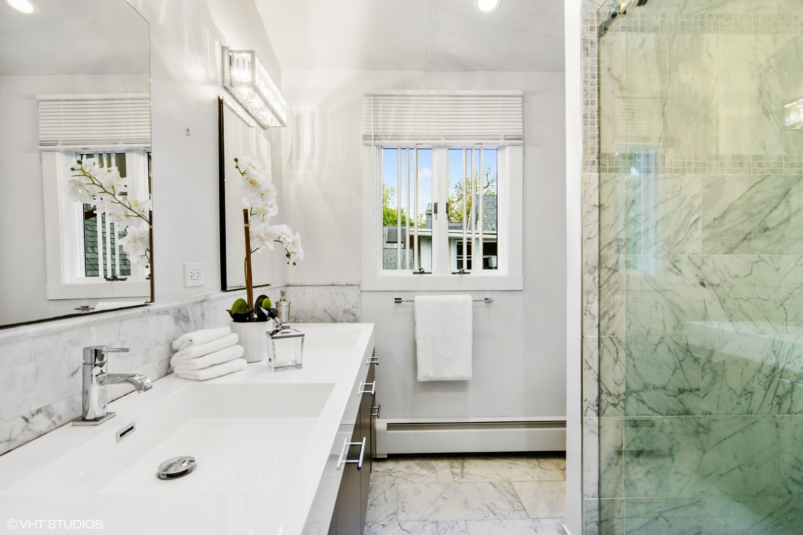 628 Abbotsford Road Kenilworth, IL 60043 - Photo 28 of 48 a bathroom with a sink and a mirror