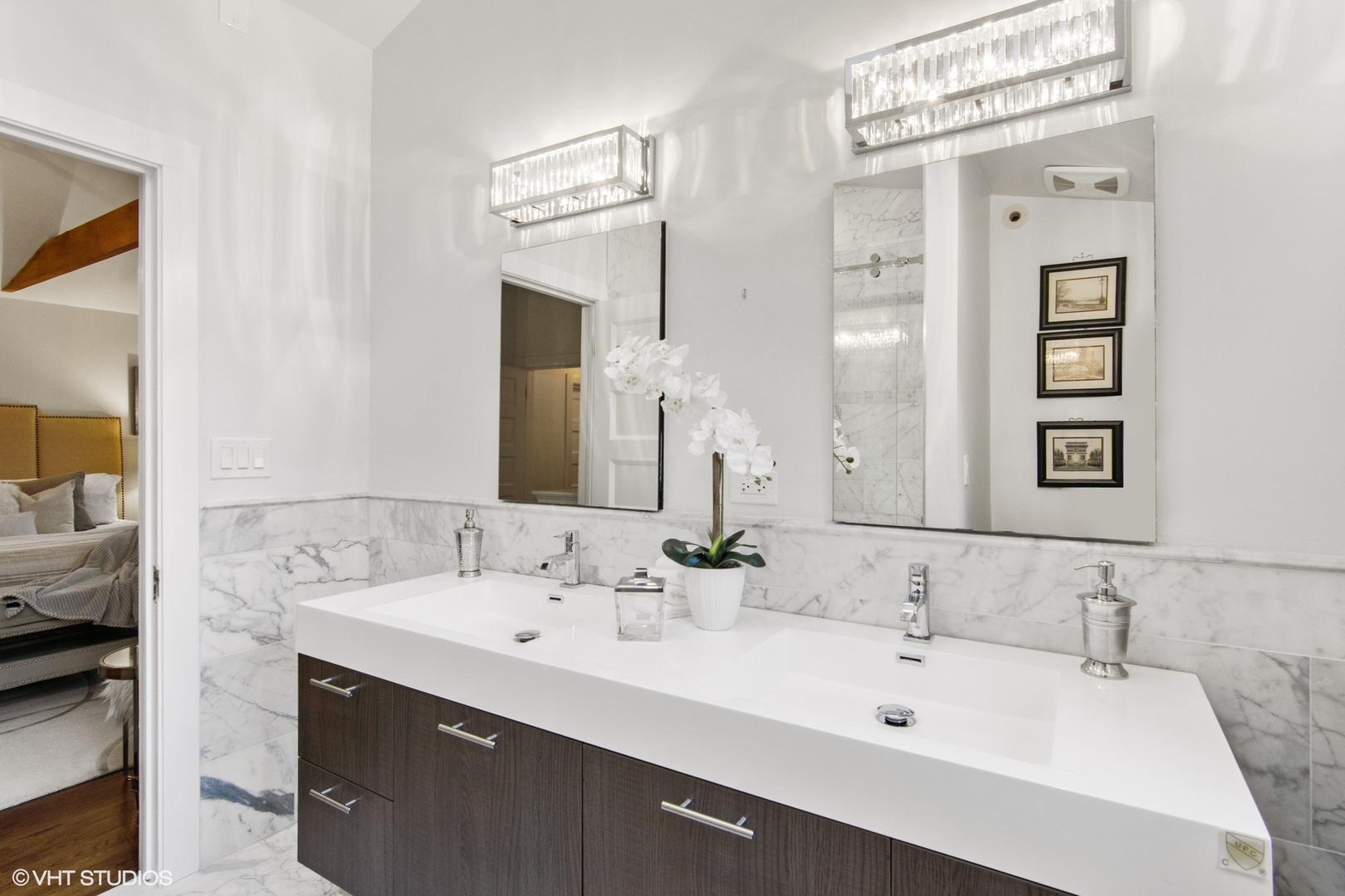 628 Abbotsford Road Kenilworth, IL 60043 - Photo 29 of 48 a bathroom with a sink and a mirror