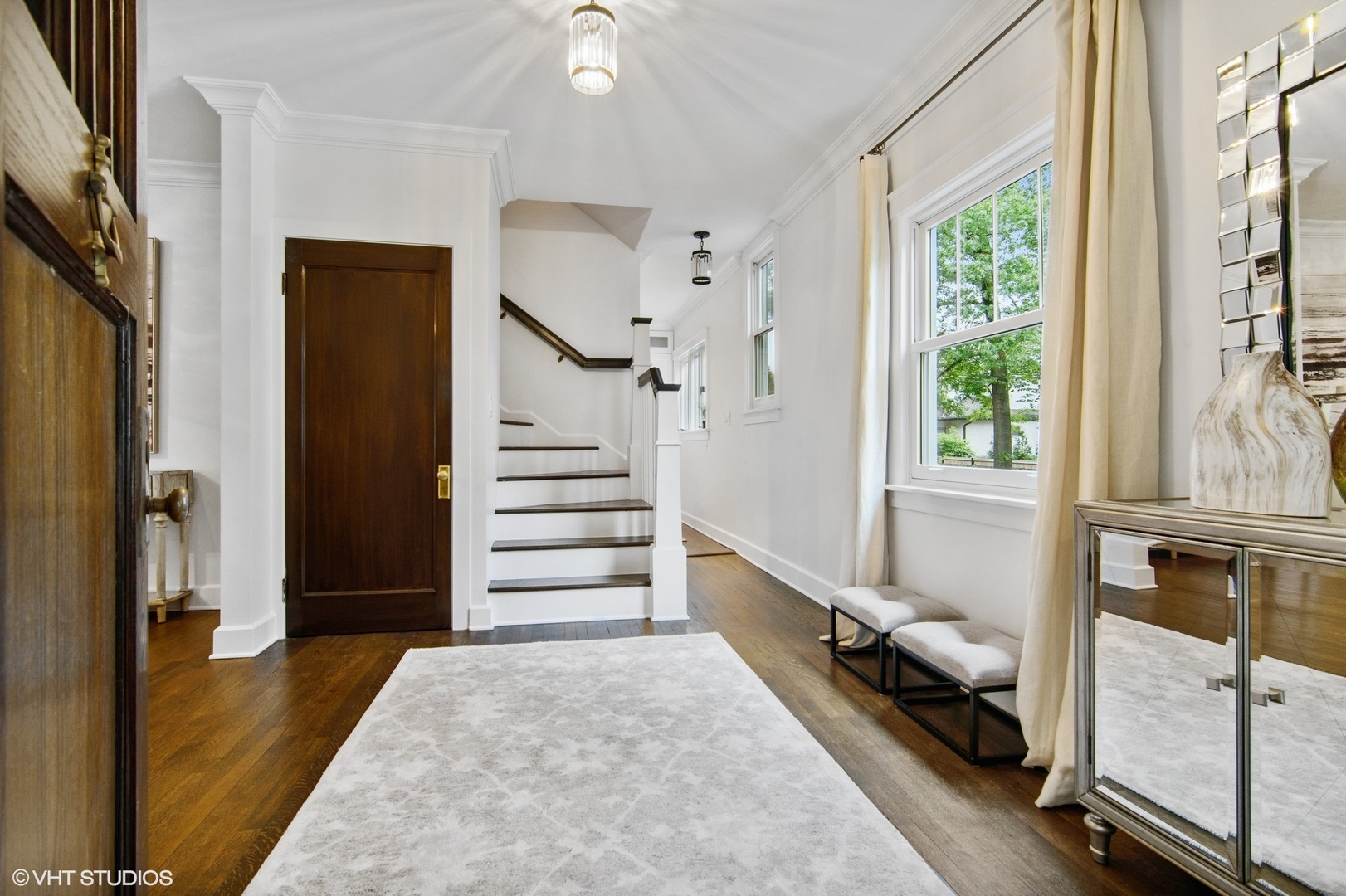 628 Abbotsford Road Kenilworth, IL 60043 - Photo 4 of 48 a view of entryway and bedroom with wooden floor