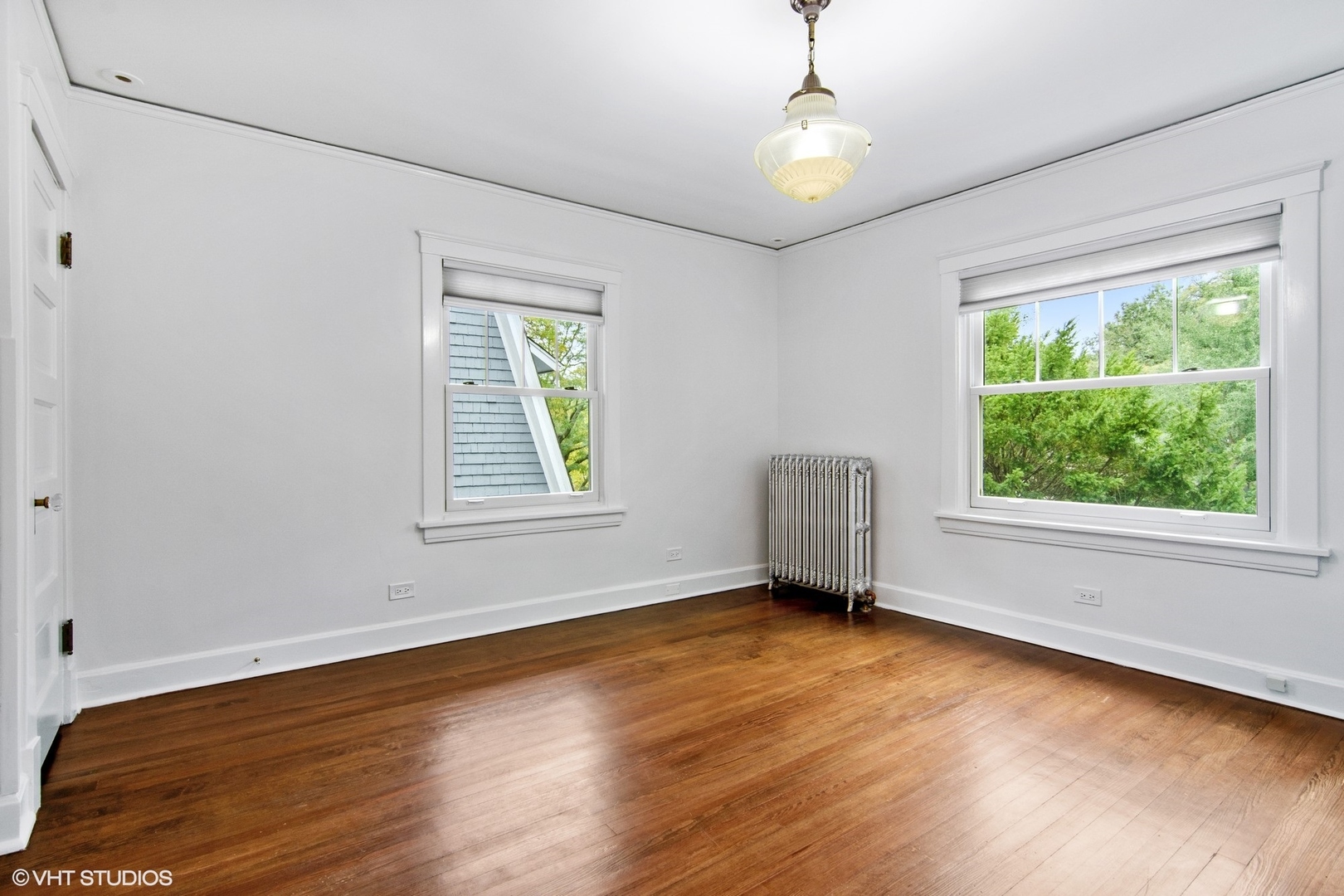 628 Abbotsford Road Kenilworth, IL 60043 - Photo 32 of 48 a view of an empty room with wooden floor and a window