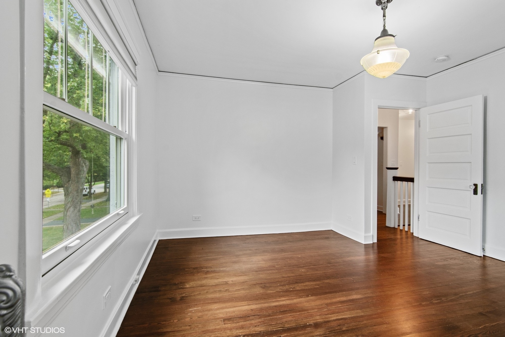 628 Abbotsford Road Kenilworth, IL 60043 - Photo 33 of 48 a view of room with window and wooden floor