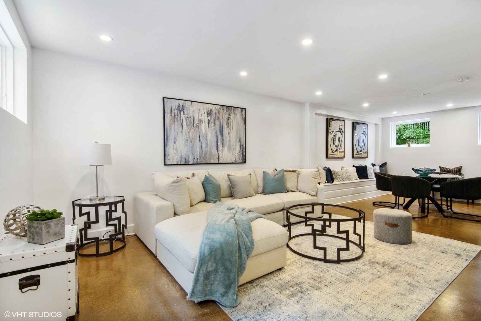 628 Abbotsford Road Kenilworth, IL 60043 - Photo 38 of 48 a living room with furniture potted plant and a lamp