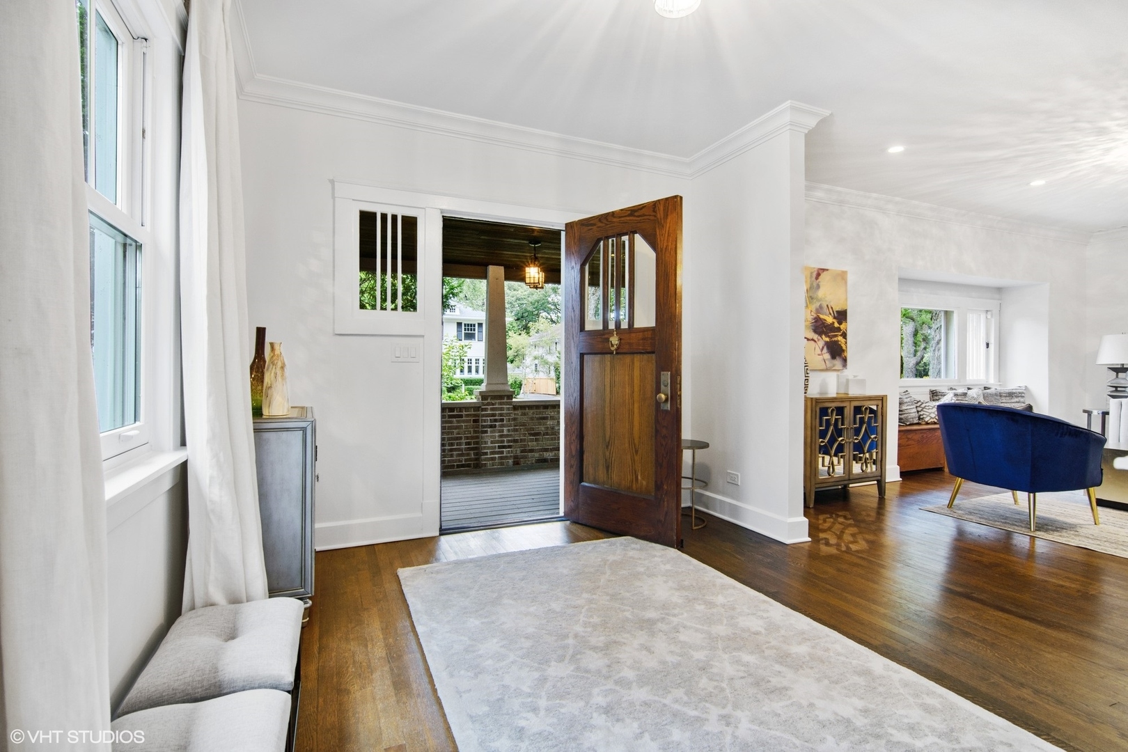 628 Abbotsford Road Kenilworth, IL 60043 - Photo 5 of 48 a living room with furniture and a wooden floor