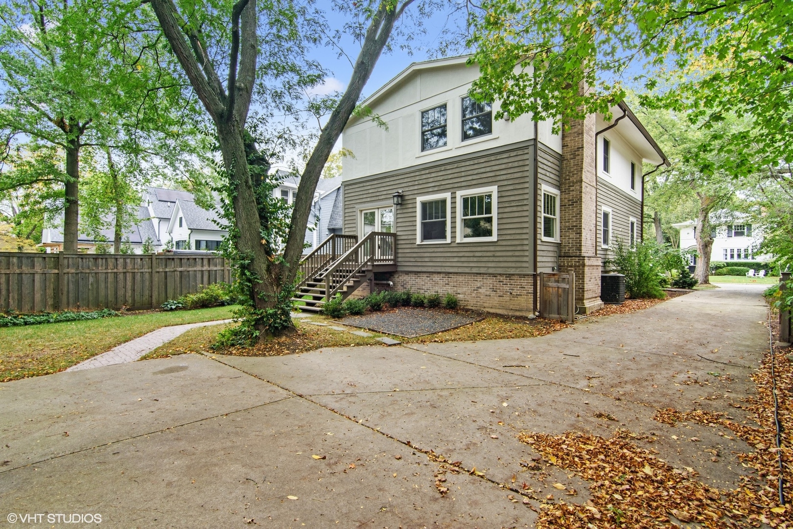 628 Abbotsford Road Kenilworth, IL 60043 - Photo 45 of 48 a front view of a house with a yard and garage