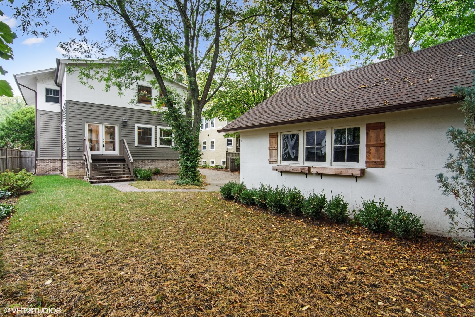 628 Abbotsford Road Kenilworth, IL 60043 - Photo 46 of 48 a front view of a house with garden