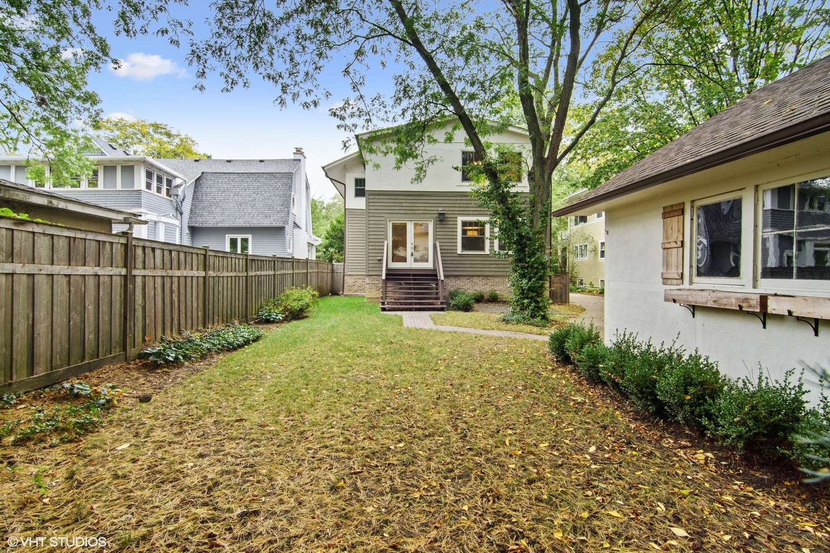 628 Abbotsford Road Kenilworth, IL 60043 - Photo 47 of 48 a front view of a house with a yard