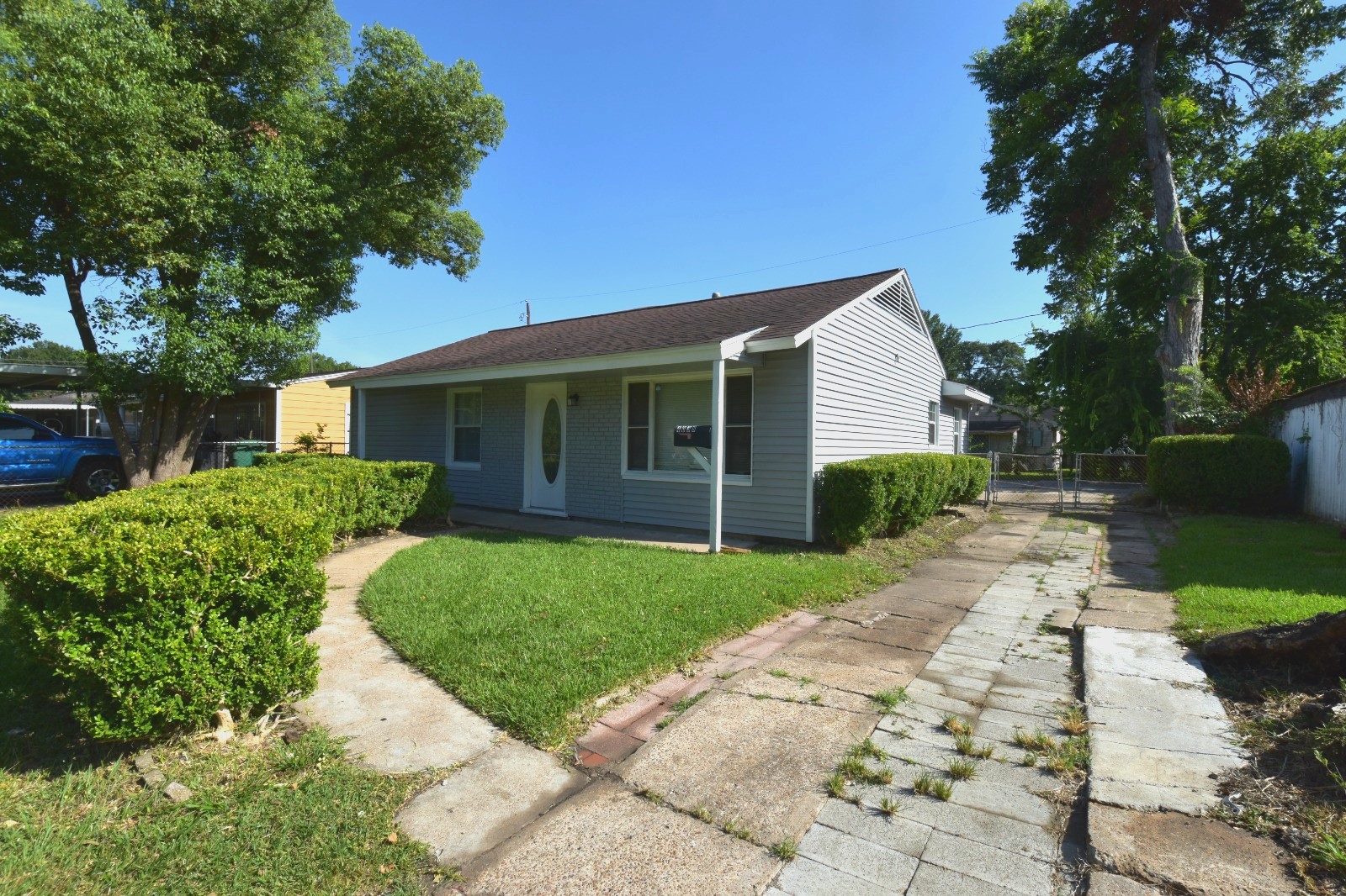 4038 Erby Street Houston, TX 77087 - Photo 3 of 19 a front view of a house with a garden