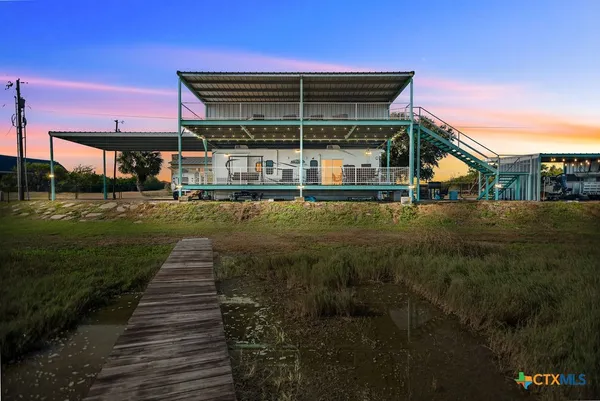 a view of a house with backyard