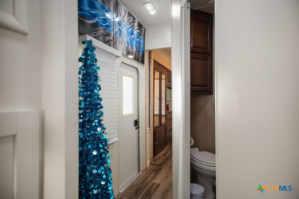 305 Zimmerman Road Port Lavaca, TX 77979 - Photo 21 of 33 a view of entryway with a flower pot and a bookshelf