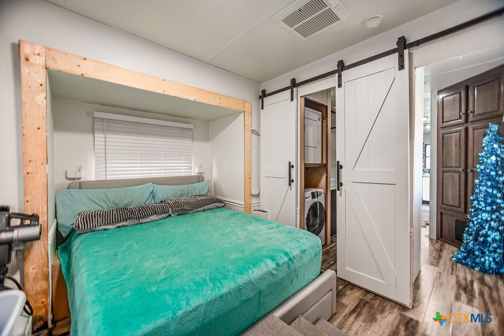 305 Zimmerman Road Port Lavaca, TX 77979 - Photo 25 of 33 a bedroom with a bed and a window