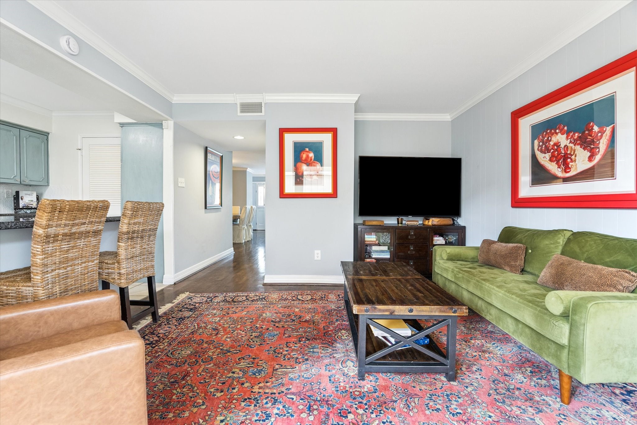 5842 Doliver Drive, Unit 47 Houston, TX 77057 - Photo 10 of 24 The hardwoods extend into the family room featuring a T.V. nook. The room is spacious and open to the kitchen.