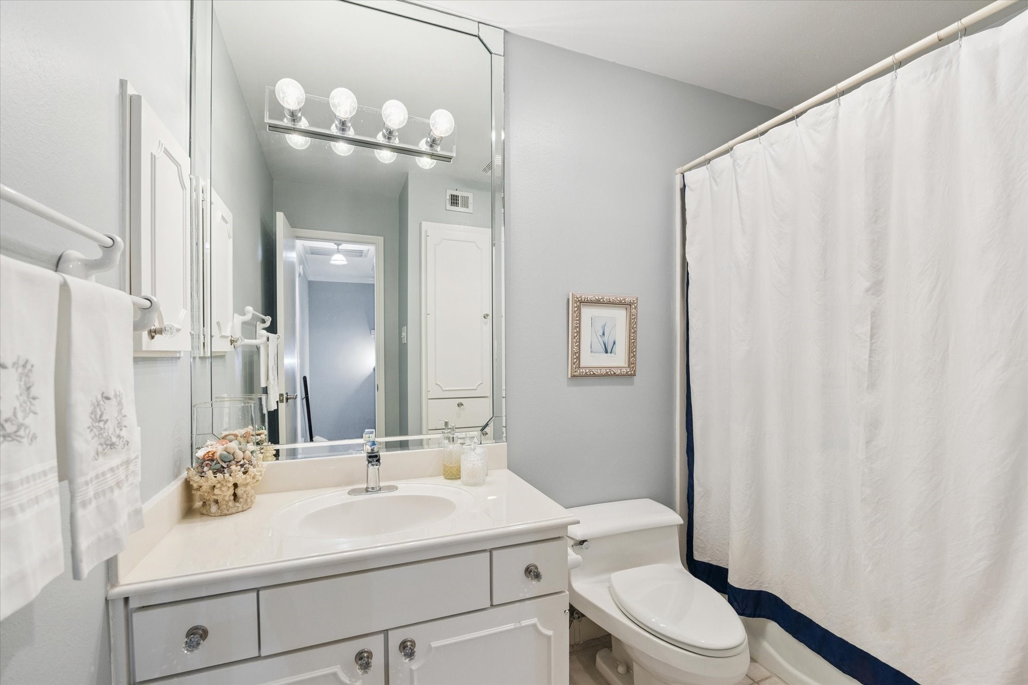 5842 Doliver Drive, Unit 47 Houston, TX 77057 - Photo 15 of 24 Guest bath has a fresh feel with a tub/shower combo.
