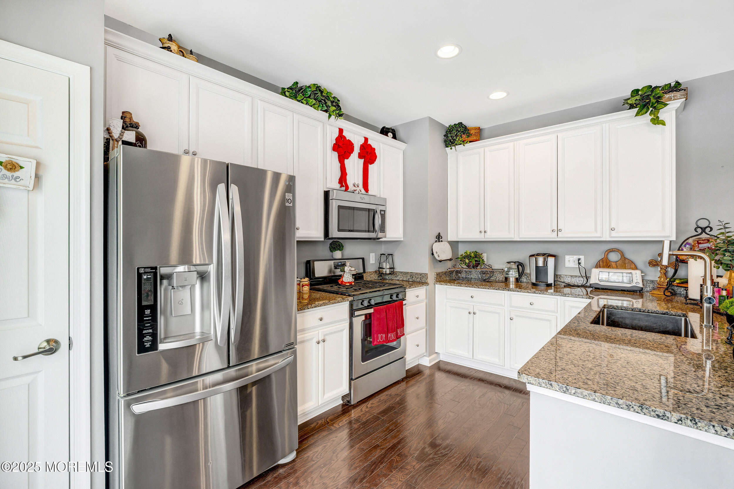 153 Waypoint Drive Eatontown, NJ 07724 - Photo 13 of 43 015