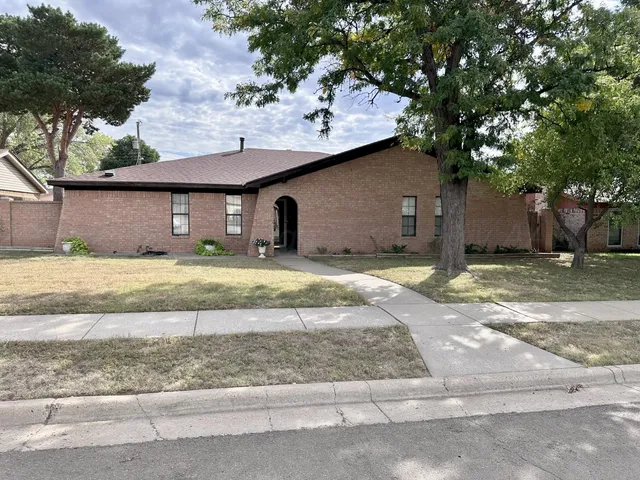 a view of room with a ceiling fan