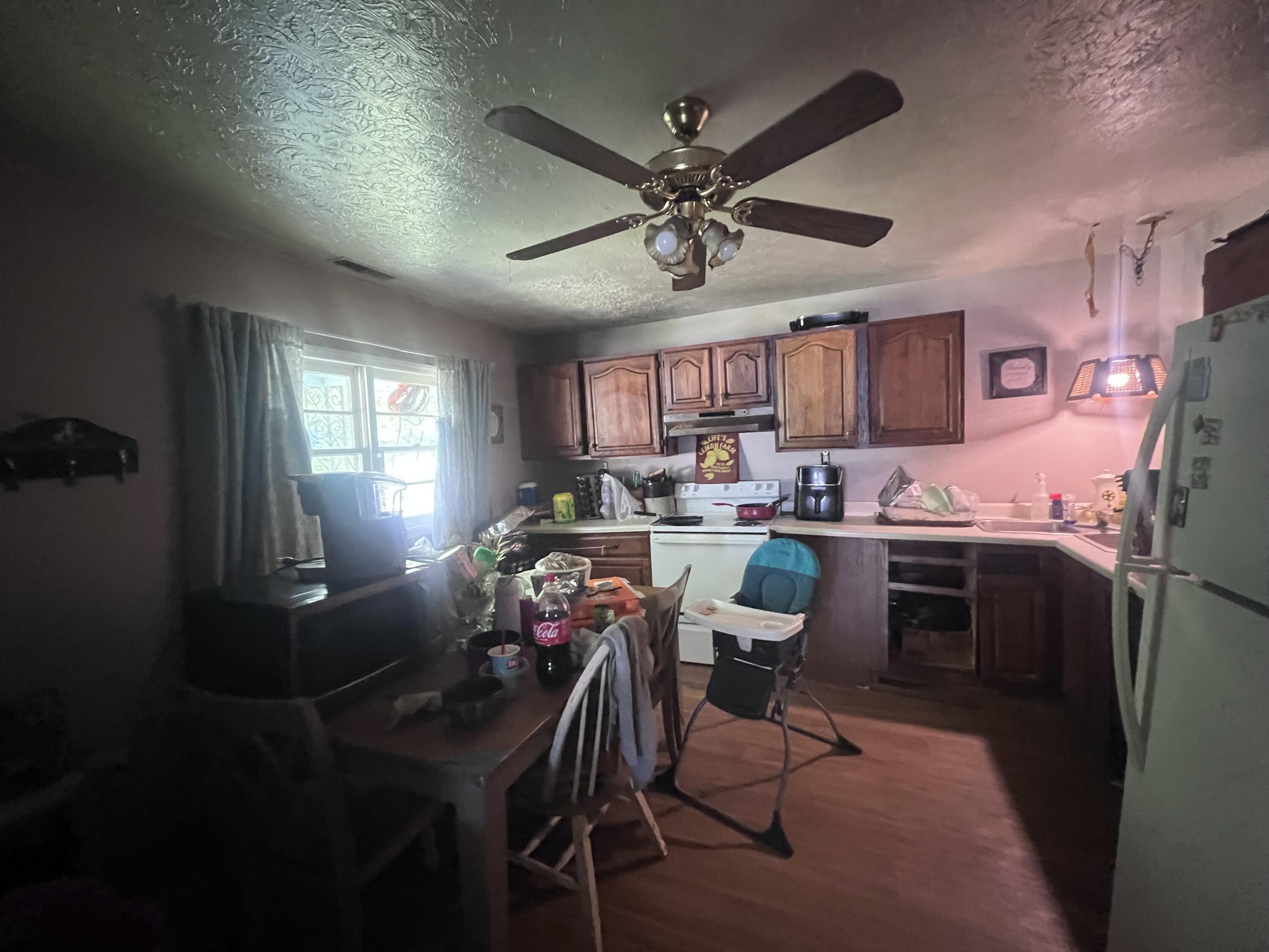 105 Nutwood Road Middlesboro, KY 40965 - Photo 6 of 11 IMG_2352