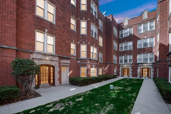 $184,000 | 4840 West Henderson Street, Unit 2B, Chicago, IL 60641