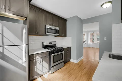 $184,000 | 4840 West Henderson Street, Unit 2B, Chicago, IL 60641