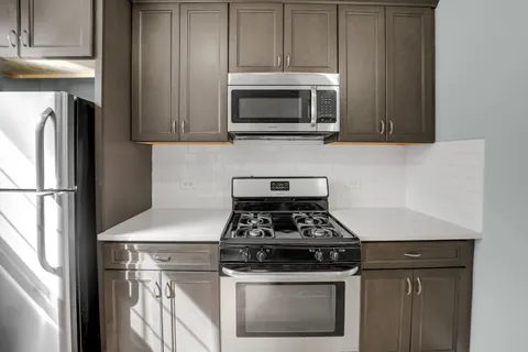 $184,000 | 4840 West Henderson Street, Unit 2B, Chicago, IL 60641