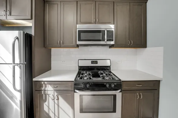$184,000 | 4840 West Henderson Street, Unit 2B, Chicago, IL 60641