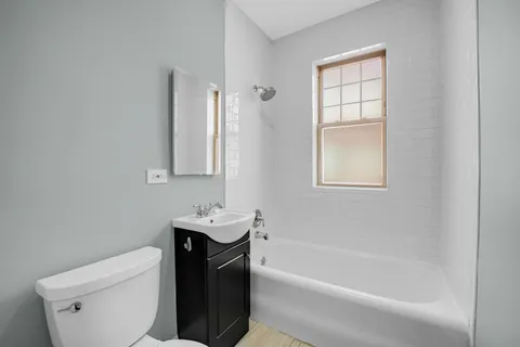 $184,000 | 4840 West Henderson Street, Unit 2B, Chicago, IL 60641