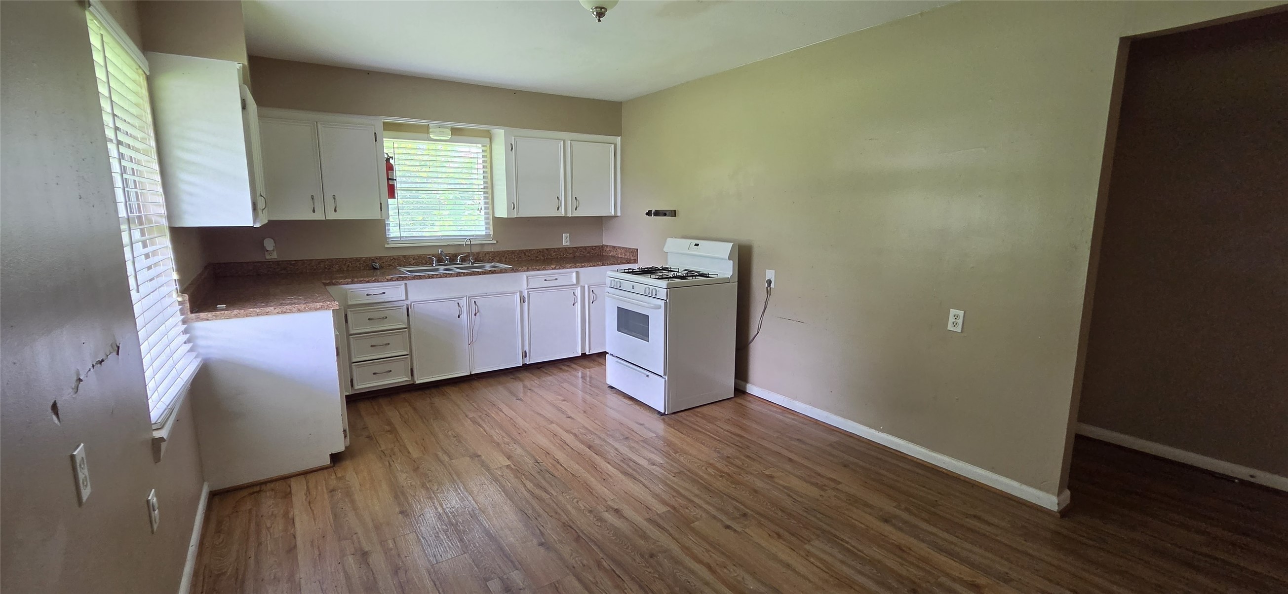 15623 Lee Road Houston, TX 77032 - Photo 5 of 10 Kitchen