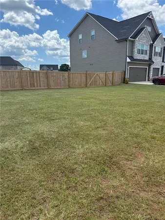 a view of a yard with a house