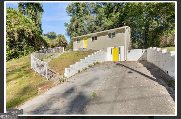 a view of a back yard of the house