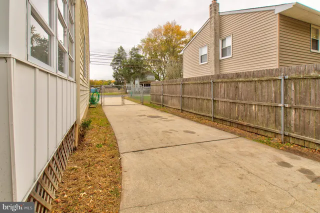 a view of entryway with a front door