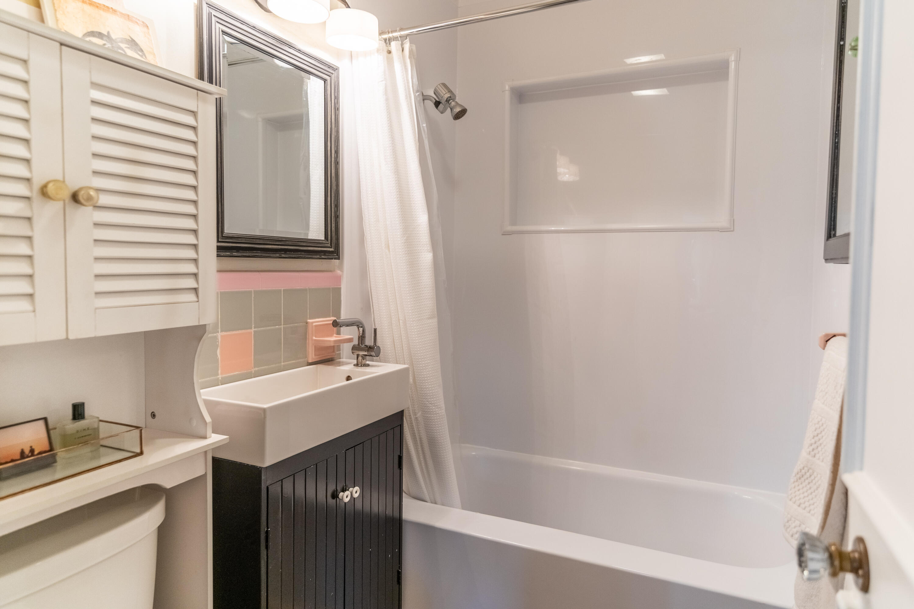 5155 Cleveland Road Delray Beach, FL 33484 - Photo 13 of 40 a bathroom with a sink a mirror and a bathtub