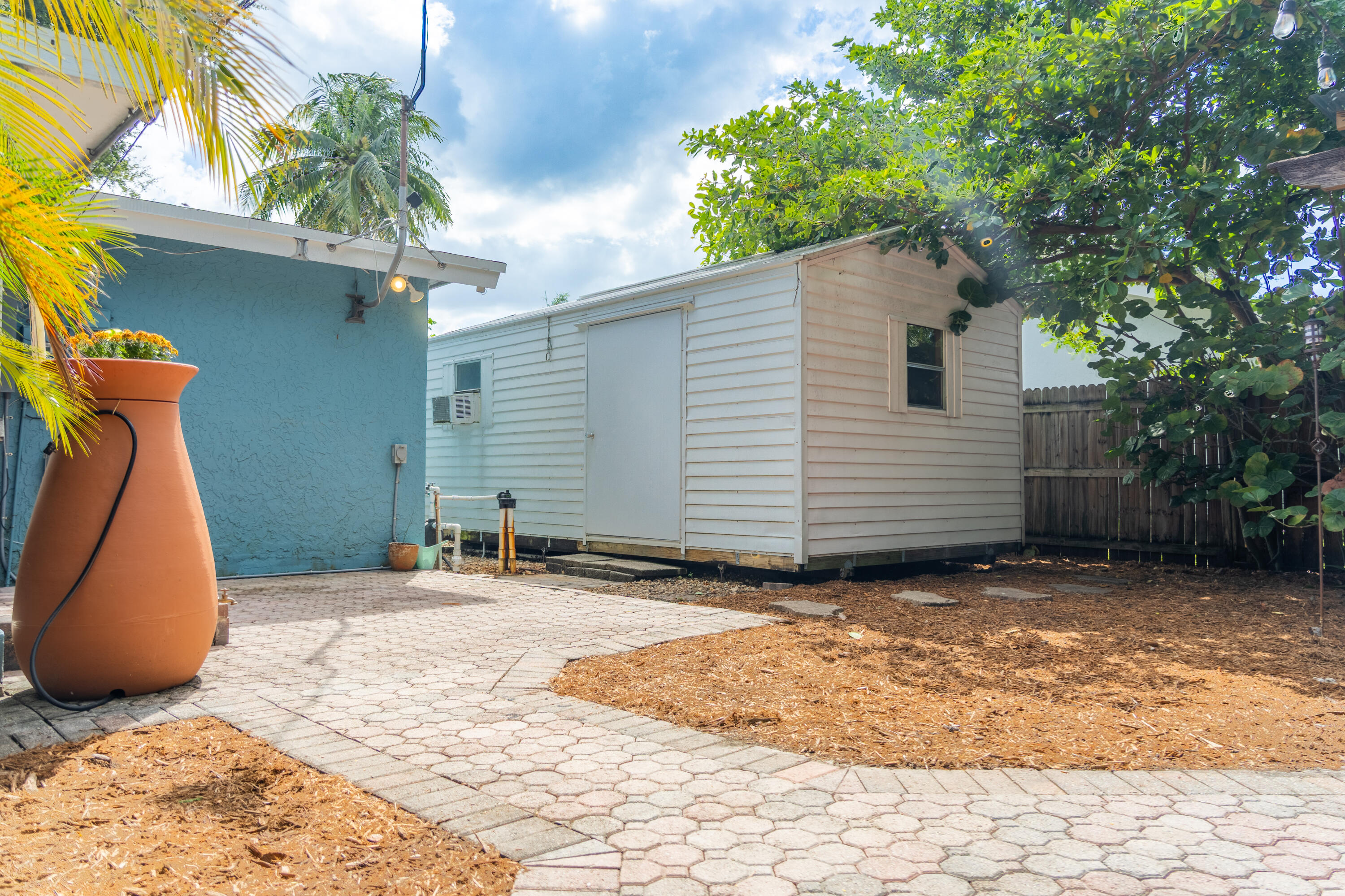 5155 Cleveland Road Delray Beach, FL 33484 - Photo 23 of 40 a backyard of a house