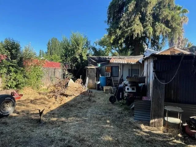 a view of a house with backyard and sitting area