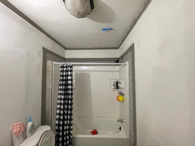 220 Little Avenue Gridley, CA 95948 - Photo 7 of 17 a bathroom with a bathtub and shower