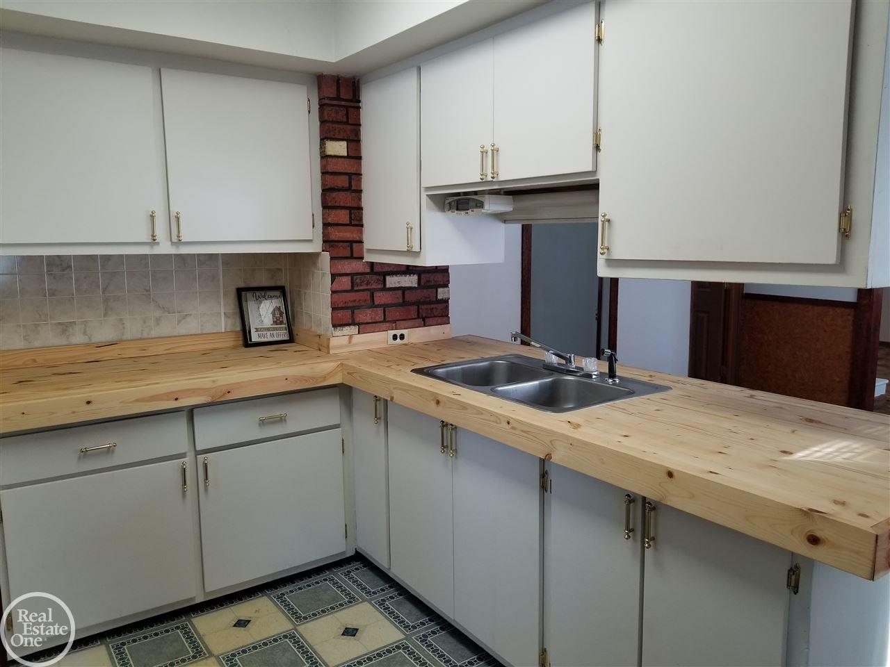 2641 Beach Port Port Huron, MI 48060 - Photo 5 of 21