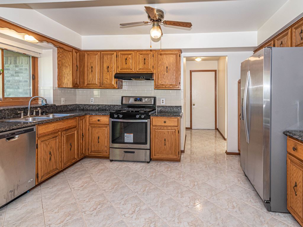 1004 Bembridge Drive Rochester, MI 48307 - Photo 22 of 47 Kitchen