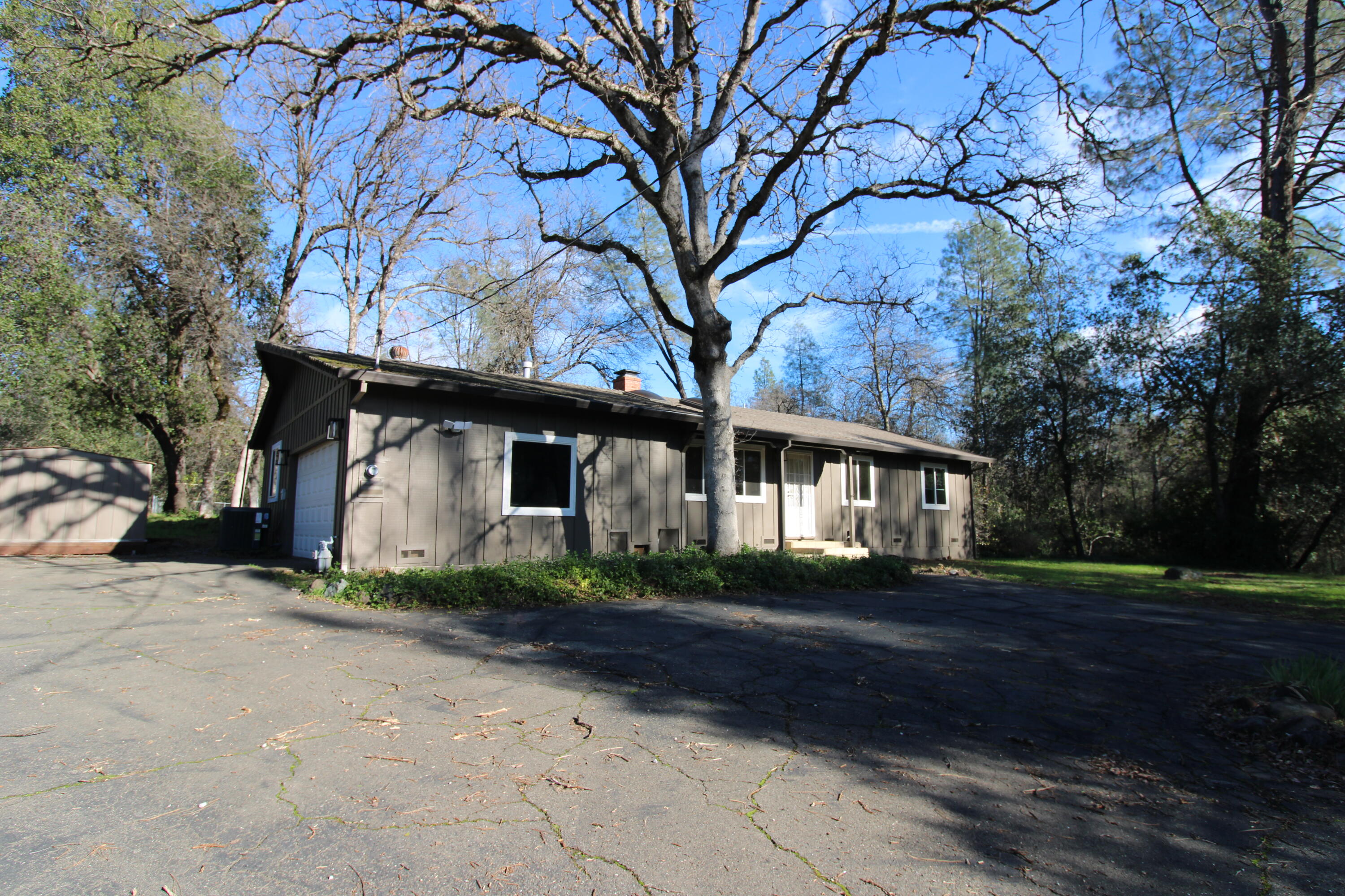 3170 Quartz Hill Road Redding, CA 96003 - Photo 1 of 68 a front view of house with yard and green space