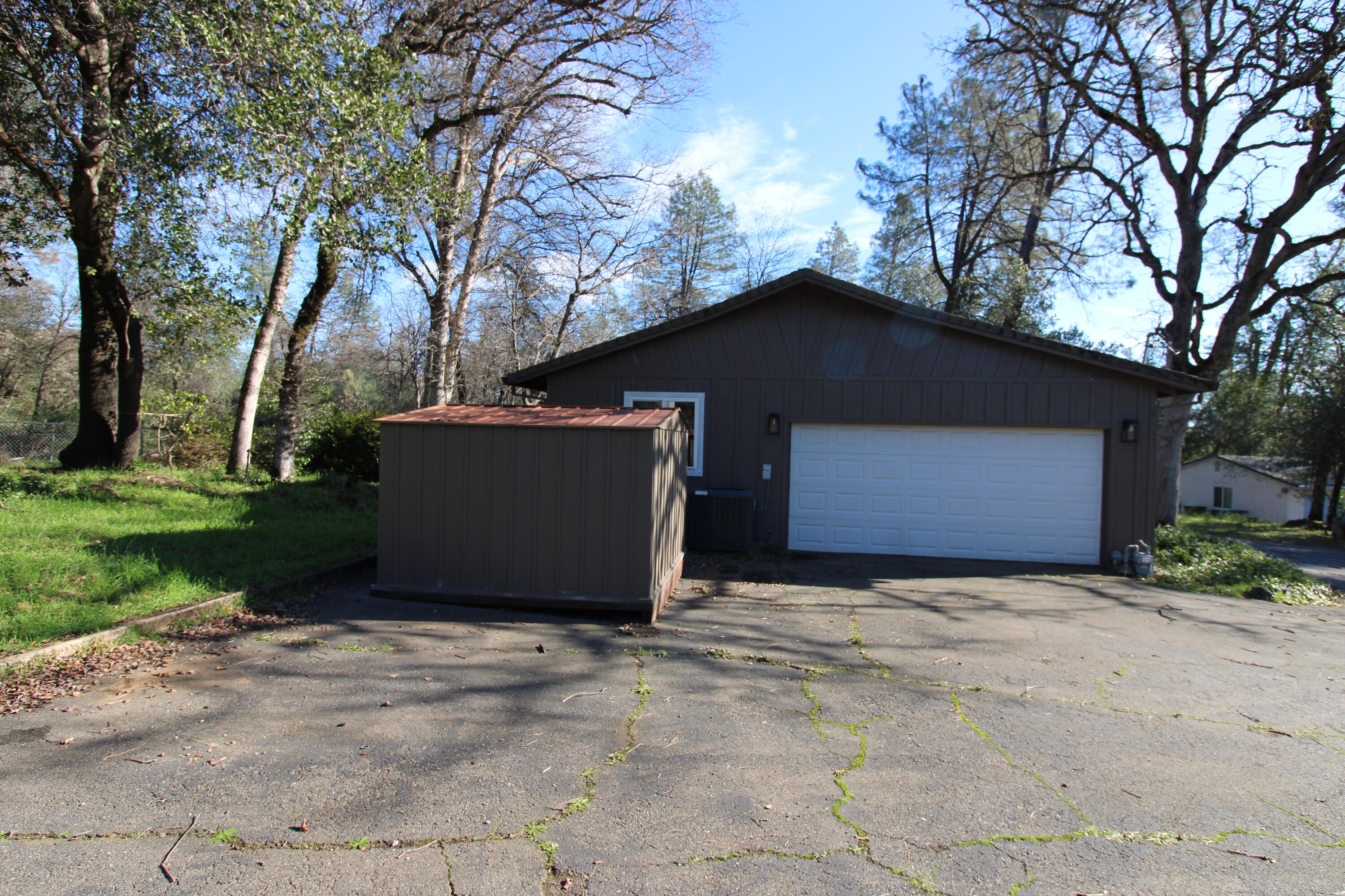 3170 Quartz Hill Road Redding, CA 96003 - Photo 11 of 68 boat parking and west side of the house