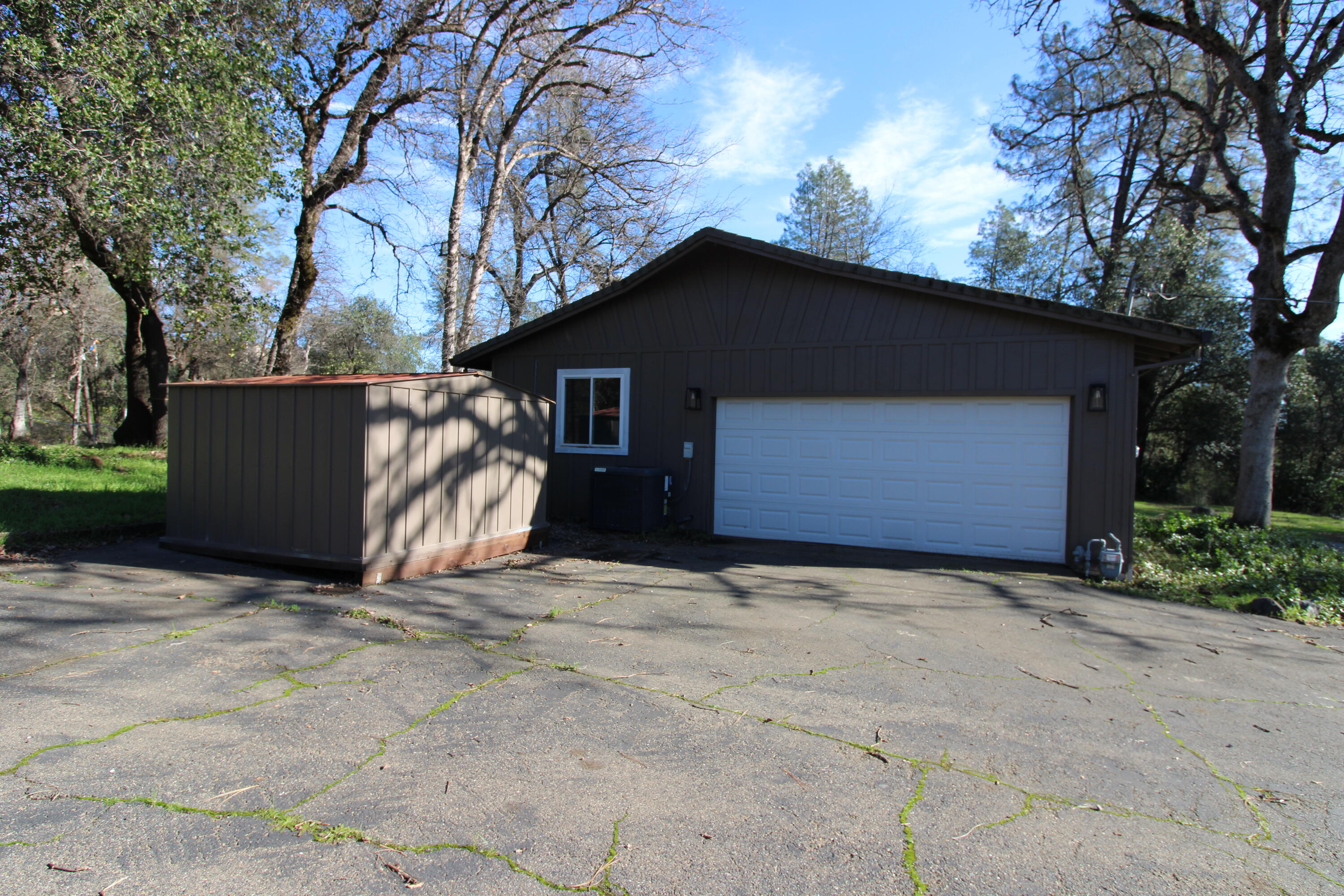 3170 Quartz Hill Road Redding, CA 96003 - Photo 2 of 68 a house with trees in the background